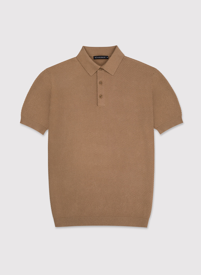 T-shirt polo o ciekawej fakturze w kolorze ciepłego brązu
