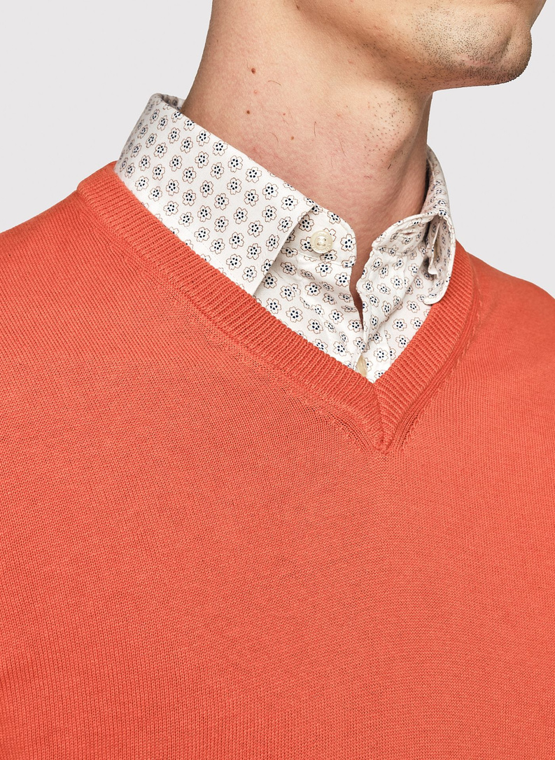 Sweter męski w kolorze pomarańczowym z dekoltem w serek