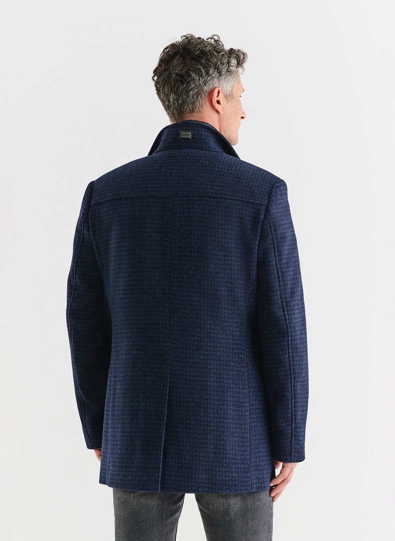 Granatowy płaszcz męski w mikrowzór