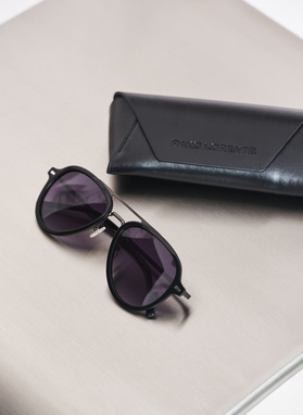 Czarne okulary przeciwsłoneczne pilotki