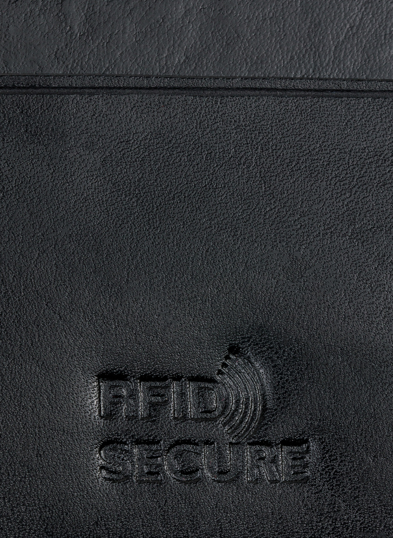 Czarne etui na karty