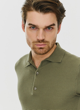 Zielony t-shirt polo o waflowym splocie