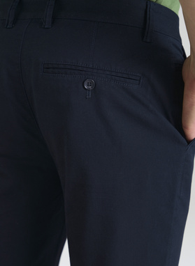 Granatowe męskie spodnie chino