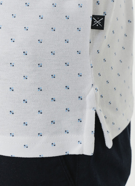 Biały t-shirt polo w w geometryczny wzór