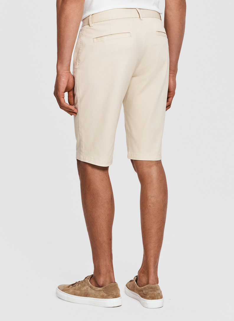 Bermudy męskie w kolorze beżowym