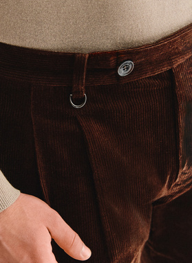 Brązowe spodnie z zakładkami