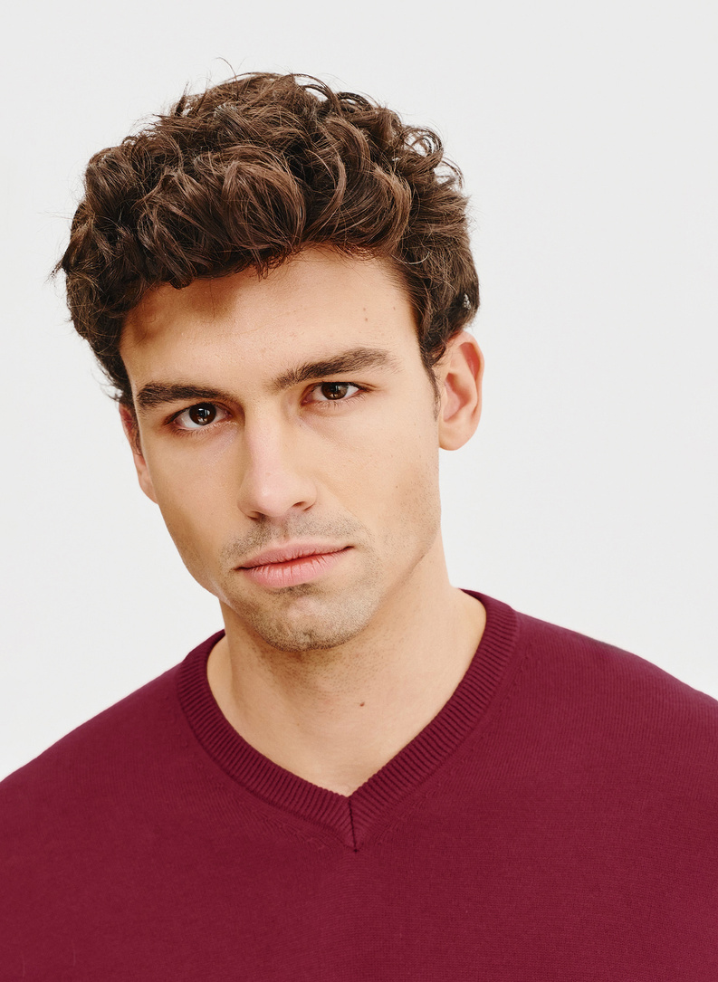 Czerwony męski sweter w serek