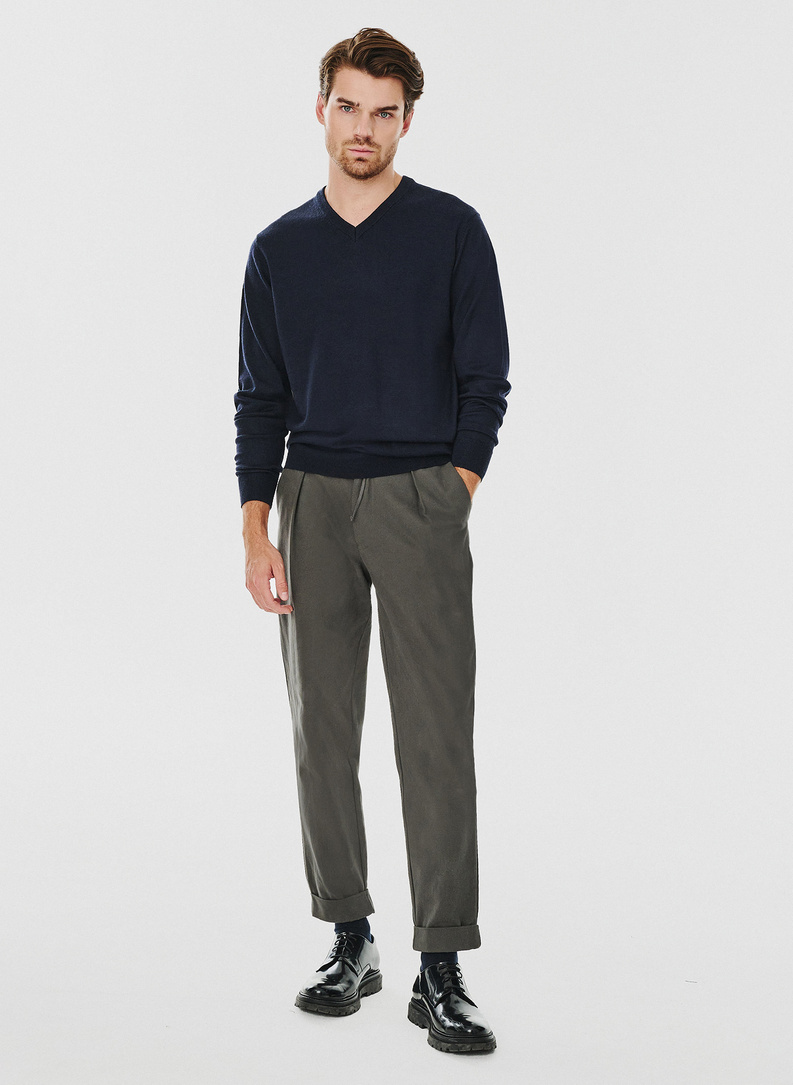 Granatowy męski sweter w serek 