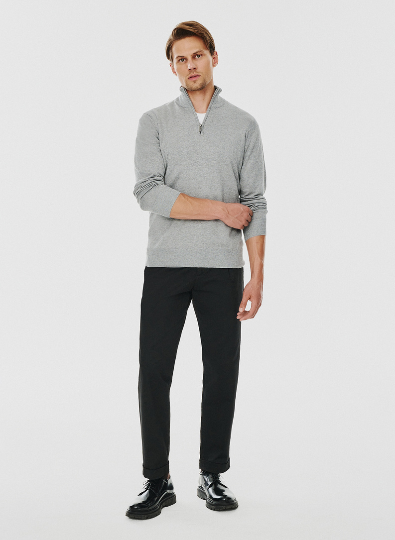 Szary sweter z wysoką stójką zapinaną na zamek