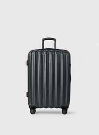 Średnia czarna walizka ze żłobieniami