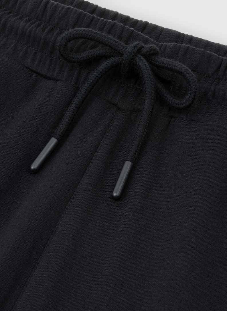 Czarne szorty dresowe