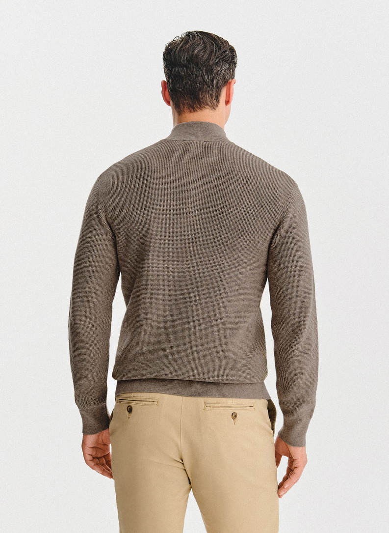 Brązowy sweter z rozpinaną stójką