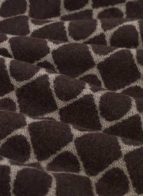 Brązowy szalik we wzory