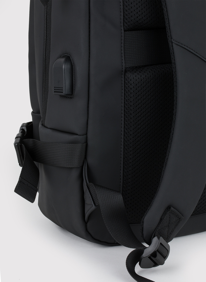 Czarny plecak męski z USB