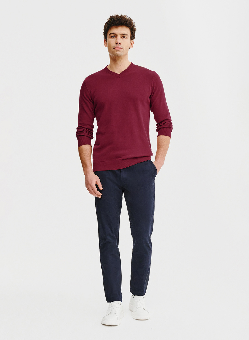 Czerwony męski sweter w serek