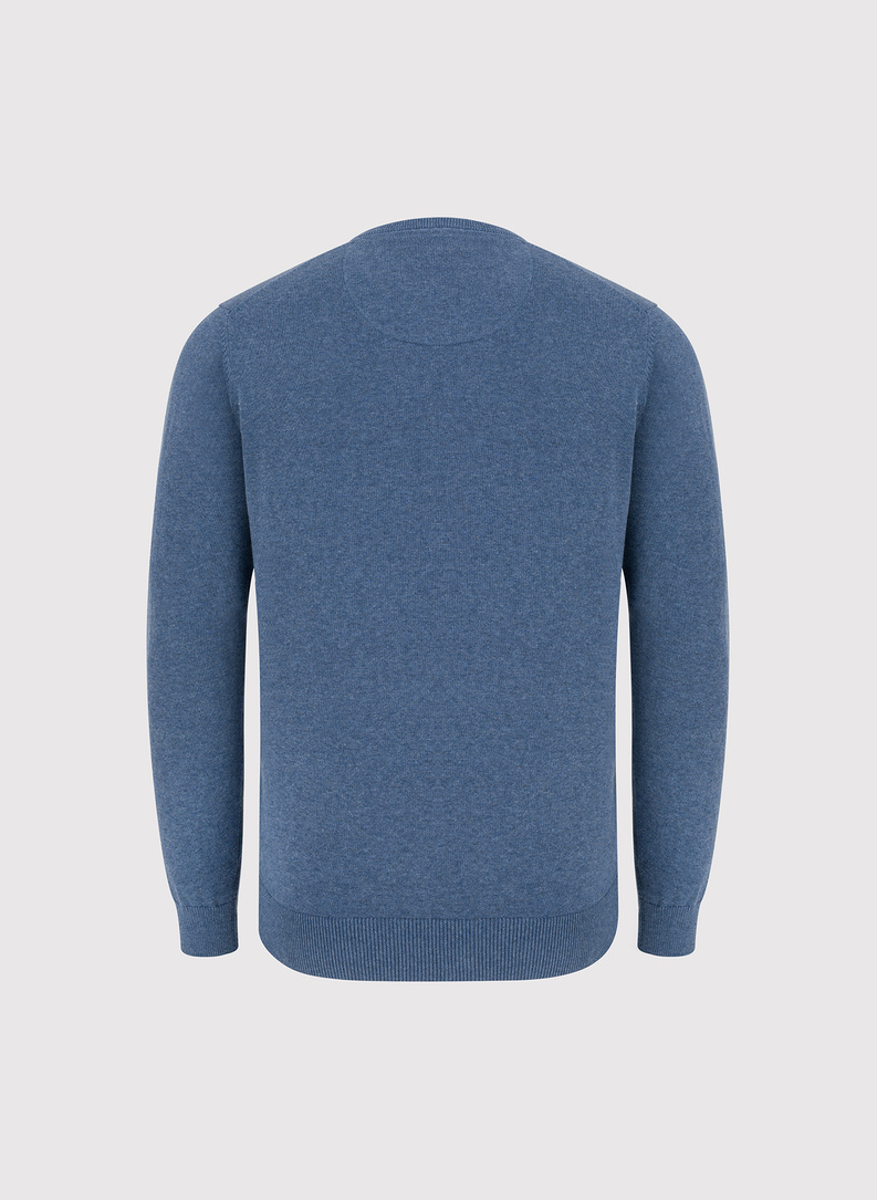 Niebieski męski sweter w serek 