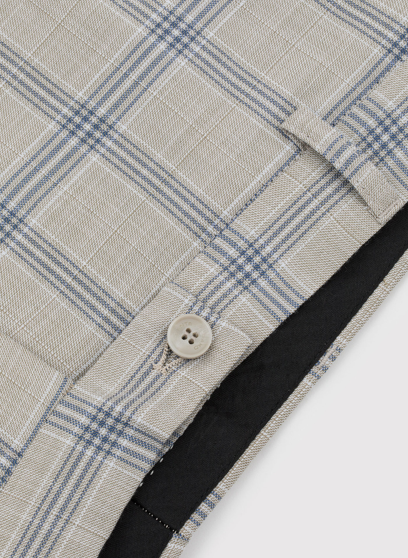 Beżowy garnitur w niebieską kratę