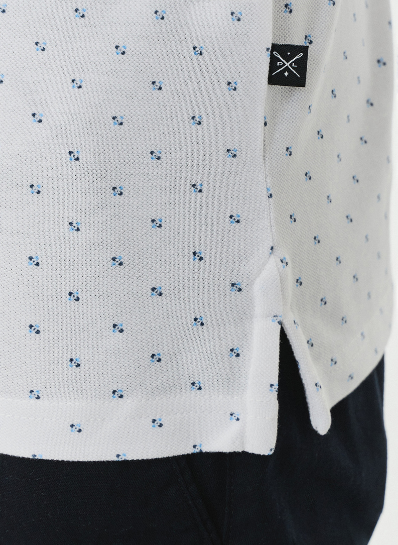 Biały t-shirt polo w w geometryczny wzór