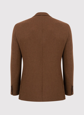 Brązowa marynarka casualowa o widocznej fakturze