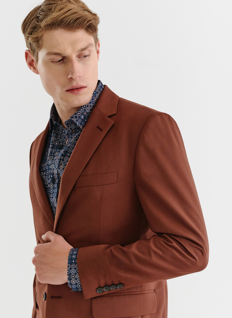Gładki brązowy garnitur męski