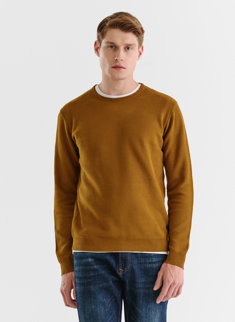 Musztardowy sweter męski z okrągłym dekoltem