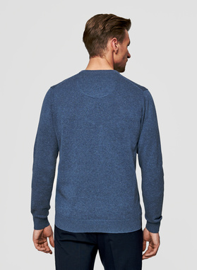 Niebieski męski sweter w serek 