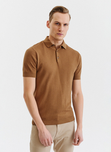 T-shirt polo o ciekawej fakturze w kolorze ciepłego brązu