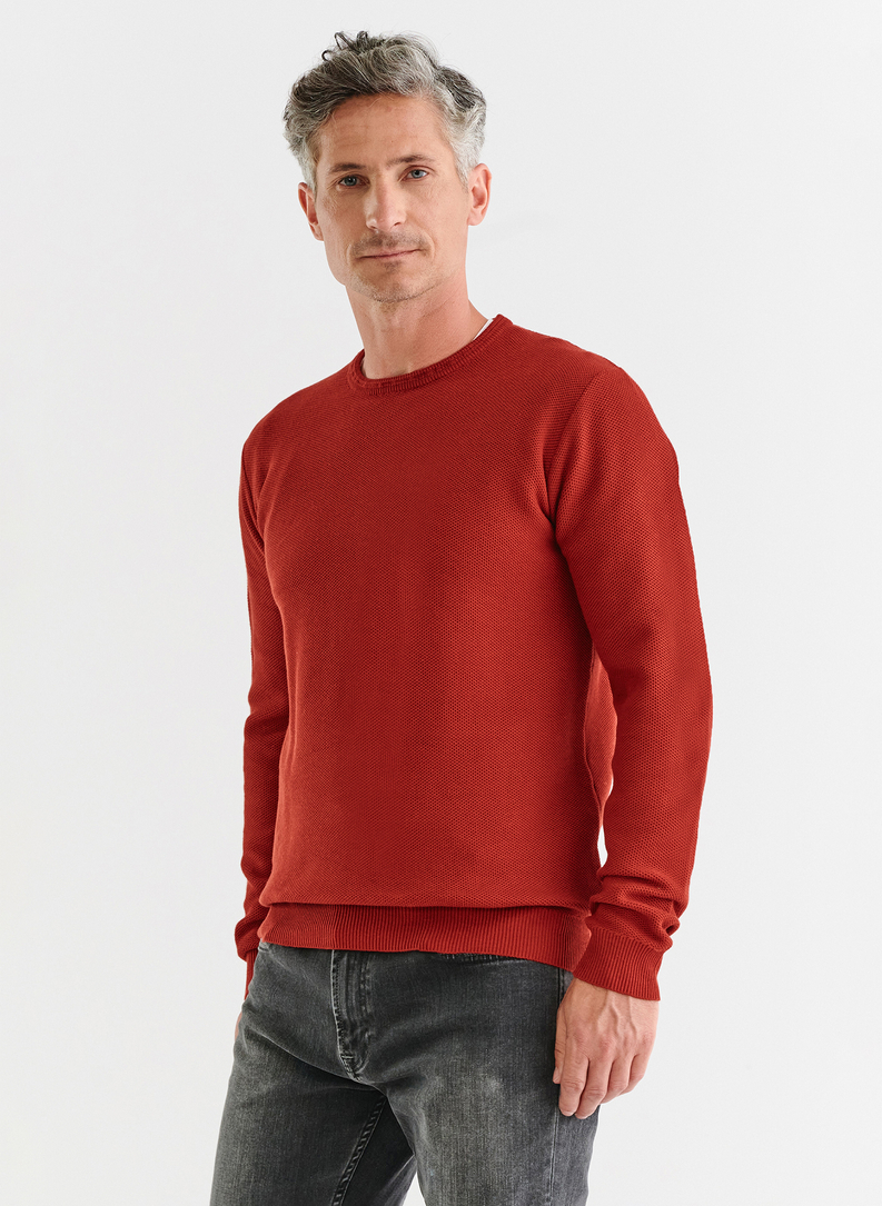 Czerwony sweter męski z okrągłym dekoltem