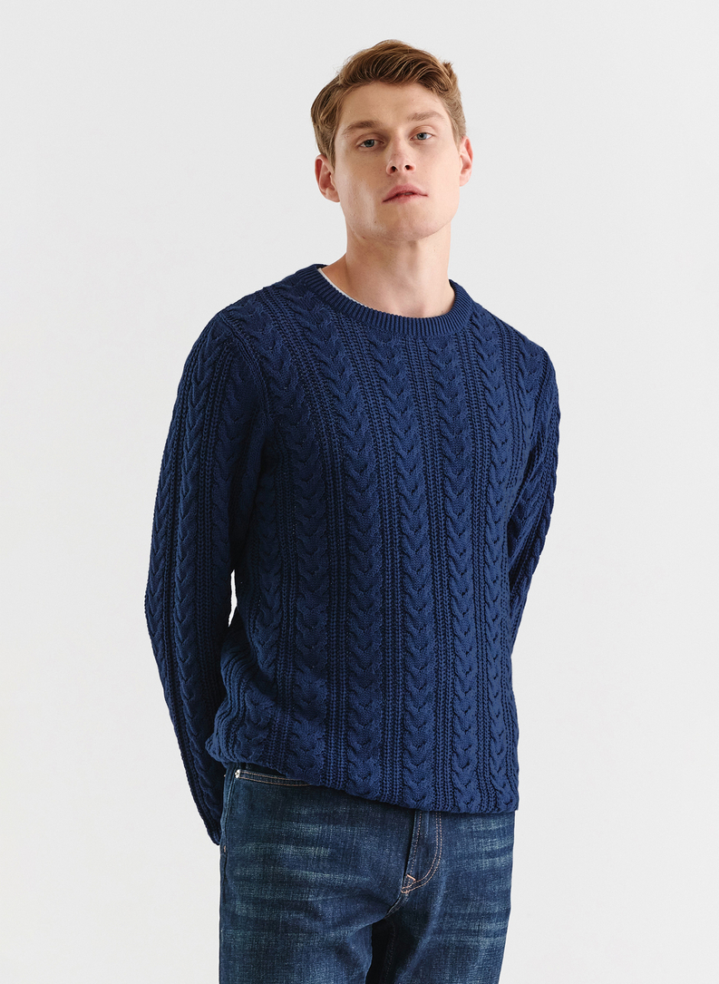 Granatowy sweter męski o warkoczowym splocie